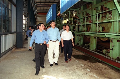 2000年9月19日，时任浙江省委书记张德江一行视察公司