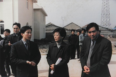 2001年2月20日，时任国家环保局副局长汪纪戎一行视察公司