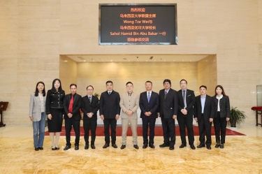 马来西亚大学联盟主席拿督斯里黄炫硕一行莅临景兴纸业参观交流，共建“一带一路”人才培养培训基地