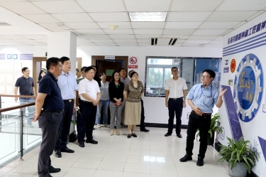 2020年7月29日，时任浙江省政协常委、社法委副主任、省总工会副主席、一级巡视员董建伟莅临景兴纸业调研新时代工匠培育工作