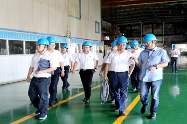 2020年9月8日,时任商务部亚洲司副司长杨伟群、马来西亚驻华使馆公使施志光莅临景兴纸业对马来西亚项目进行调研